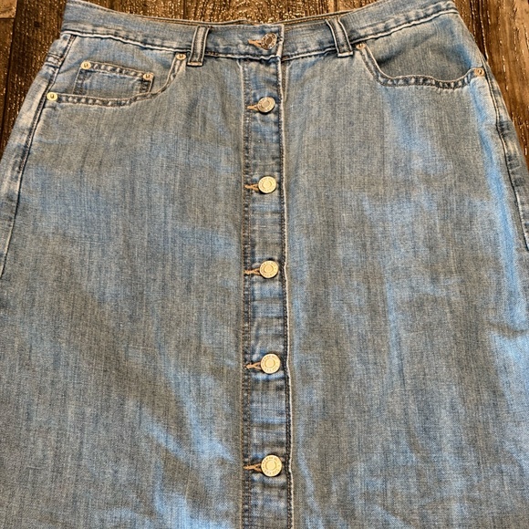 EUC, Gap Button-Front Skirt, Size 8R, Light Wash, Pics Included for Inspiration - Picture 3 of 12
